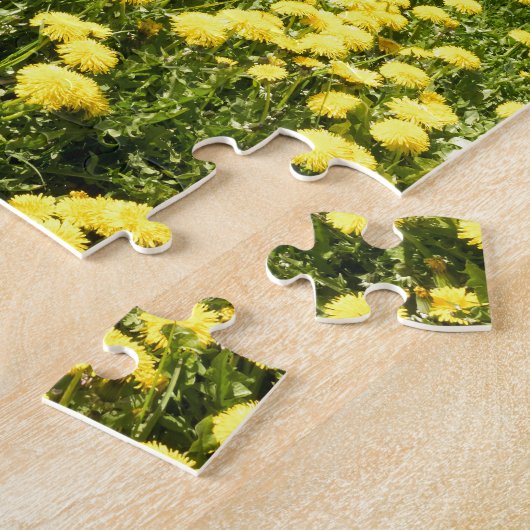 Gele andelionen in gras met boomlijn legpuzzel (Zijkant)