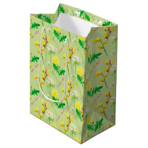 Gele aquarelbloemen op groen medium cadeauzakje