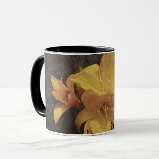Gele assiatische lelie op oude, gerunde canvasrugg mok (Voorkant links)