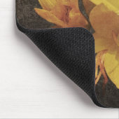 Gele assiatische lelie op oude, gerunde canvasrugg muismat (Hoek)