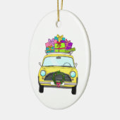 Gele auto met kerstcadeaus keramisch ornament (Links)