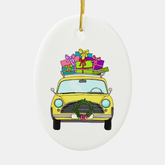Gele auto met kerstcadeaus keramisch ornament (Voorkant)