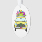 Gele auto met kerstcadeaus ornament (voorkant)