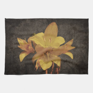 Gele Aziatische lelie op oude, vervuilde canvas ac Theedoek