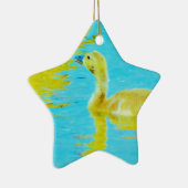 Gele Baby gans met lichtblauw water Keramisch Ornament (Rechts)