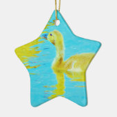 Gele Baby gans met lichtblauw water Keramisch Ornament (Links)