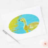 Gele Baby gans met lichtblauw water Ovale Sticker (Envelop)