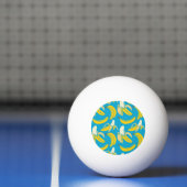 Gele bananen, blauw achtergrondpatroon pingpongbal (Net)
