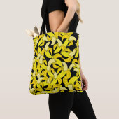 gele bananen: zwarte achtergrond tote bag (Dichtbij)