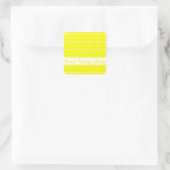 Gele bangwerkrooster met monogram vierkante sticker (Tas)