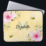 Gele bijen roze floraals naam laptop sleeve<br><div class="desc">Voeg wat plezier en humor toe aan uw kantoor thuis! Gele,  witte achtergrond met een bijenhoningraatpatroon en vrolijk lachende hommels. Gedecorbeerd met roze tropische Hibiscus-florals,  bloemen. Sjabloon voor jouw naam en monogram,  groene en zwarte letters. De naam wordt geschreven met een handgeschreven stijlmanuscript met letters.</div>