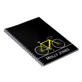 Gele bike met naam op zwart notitieboek (Rechterzijde)