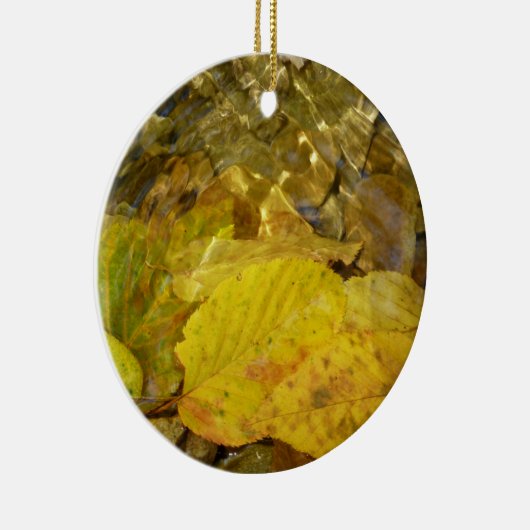 Gele Birch Leaves in Stream Keramisch Ornament (Rechts)