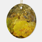 Gele Birch Leaves in Stream Keramisch Ornament (Links)