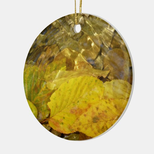 Gele Birch Leaves in Stream Keramisch Ornament (Links)