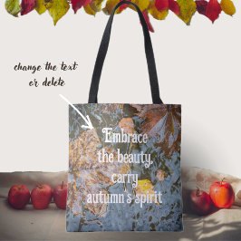 Gele bladeren in de stroom tote bag