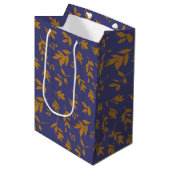 Gele Bladerige Tak op Blauw Medium Cadeauzakje (Voorkant Gekanteld)