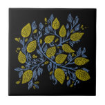 Gele, blauwe en zwarte citroendruiven tegel tegeltje<br><div class="desc">Dompel je ruimte onder in de verfrissende allure van de Middellandse Zee met onze Yellow and Blue Lemon Vines Tegel. Deze boeiende tegel toont een harmonieuze mix van geel en blauw tinten, die doet denken aan de Middellandse Zeekust. Het ingewikkelde patroon van citroenwijnstokken voegt een vleugje natuurlijke schoonheid toe, terwijl...</div>