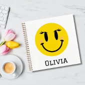 Gele blij meisjesachtig gezicht, leuk persoonlijk notitieboek
