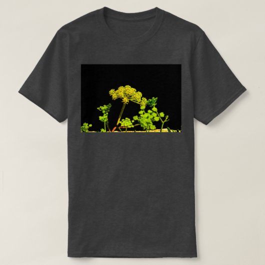 Gele bloeiende planten op zwarte achtergrond 1 t-shirt (Design voorkant)