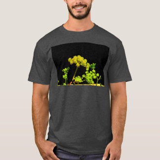 Gele bloeiende planten op zwarte achtergrond 1 t-shirt