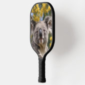 Gele bloeiende waterkokerboom met een koala, pickleball paddle (Links)