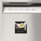 Gele bloem in handen voor moeder magneet (Insitu (Vaatwasser))