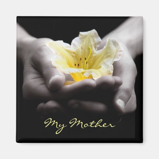 Gele bloem in handen voor moeder magneet (Voorkant)