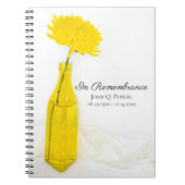 Gele bloem in vaas viering van het leven begrafeni notitieboek (Voorkant)