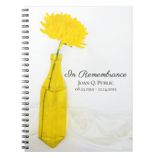 Gele bloem in vaas viering van het leven begrafeni notitieboek (Voorkant)