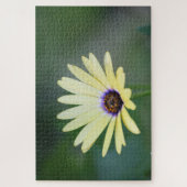 Gele bloem met groen legpuzzel (Verticaal)