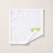 Gele bloem met groene bladeren op wit bad handdoek (Wasdoekje)