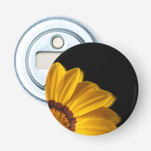 Gele bloem op zwarte achtergrond button flesopener