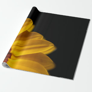 Gele bloem op zwarte achtergrond cadeaupapier
