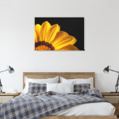 Gele bloem op zwarte achtergrond canvas afdruk (Insitu (Slaapkamer))