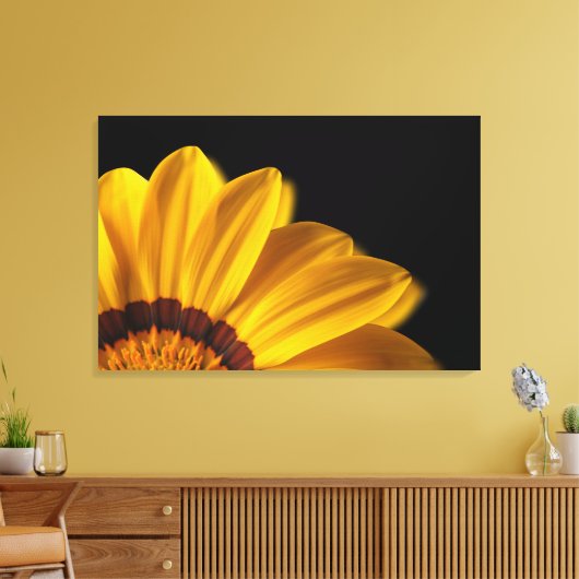 Gele bloem op zwarte achtergrond canvas afdruk (Insitu (Woonkamer))