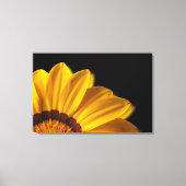 Gele bloem op zwarte achtergrond canvas afdruk (Voorkant)