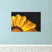 Gele bloem op zwarte achtergrond canvas afdruk (Insitu (Houten vloer))