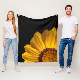 Gele bloem op zwarte achtergrond fleece deken