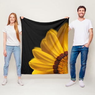 Gele bloem op zwarte achtergrond fleece deken