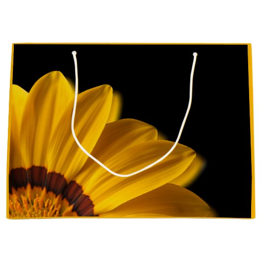 Gele bloem op zwarte achtergrond groot cadeauzakje (Voorkant)