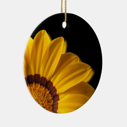 Gele bloem op zwarte achtergrond keramisch ornament (Rechts)