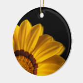 Gele bloem op zwarte achtergrond keramisch ornament (Links)