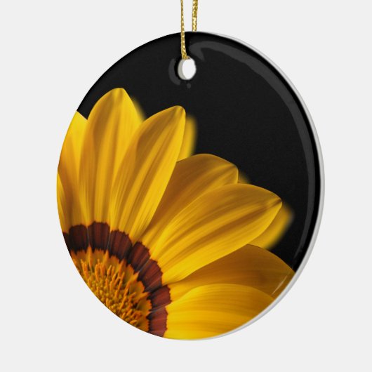 Gele bloem op zwarte achtergrond keramisch ornament (Links)