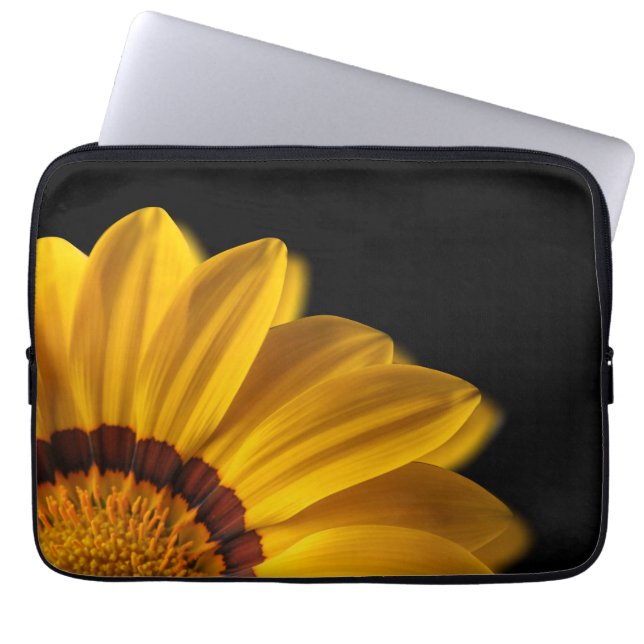 Gele bloem op zwarte achtergrond laptop sleeve (Voorkant)