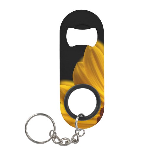 Gele bloem op zwarte achtergrond mini flessenopener (Voorkant)