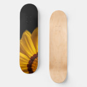 Gele bloem op zwarte achtergrond persoonlijk skateboard (Voorkant)