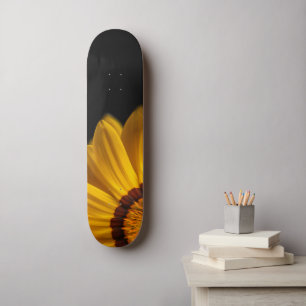 Gele bloem op zwarte achtergrond persoonlijk skateboard