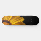Gele bloem op zwarte achtergrond persoonlijk skateboard (Horizontaal)