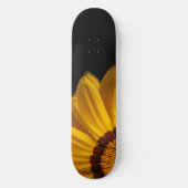 Gele bloem op zwarte achtergrond persoonlijk skateboard (Voorkant)